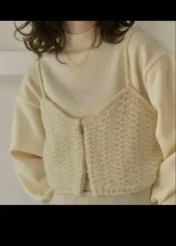 크림색 니트 베스트 크롭 스타일