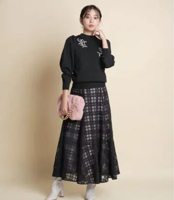 JUSGLITTY 저스길리티 8부 소매 배색 비즈 자수 풀오버