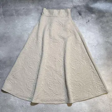 moi tytto 모이테유토 입체 퀼팅 플레어 스커트 베이지 M