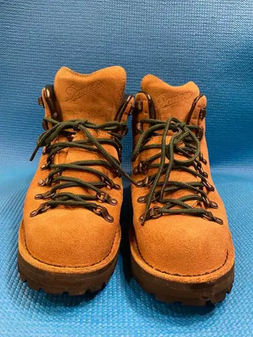 Danner 베이지 스웨이드 하이컷 부츠입니다.