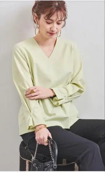 유나이티드 애로우즈 UBC 메탈 커프스 V넥 블라우스 38 라이트 그린