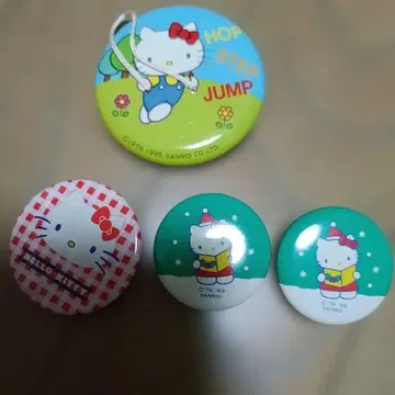 헬로키티 캔뱃지 4개 세트 쇼와 [ 11월 1일 삭제 예정 ]