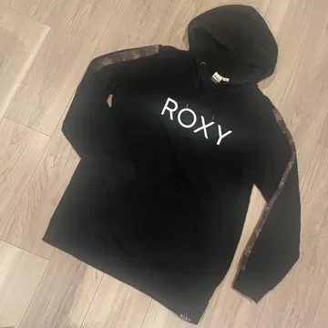 ROXY 후드 부착 후드티 블랙 카모플라쥬 라인