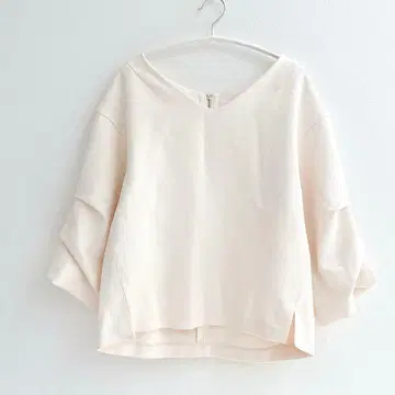 [ 새상품급 ] 엘렌딕 7부 소매 턱 슬리브 블라우스 티셔츠