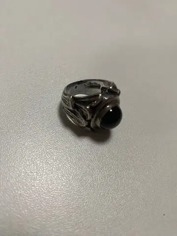 실버 장식 라운드형 반지 흑석 포함