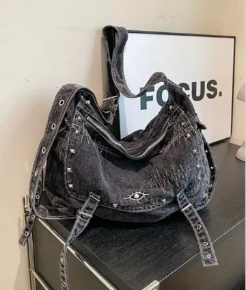 스티치 디자인 숄더백