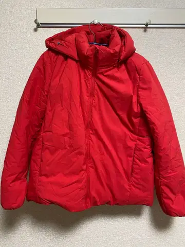 빨간색 다운 자켓 후드 부착