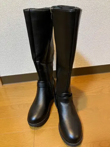 지퍼 달린 블랙 롱 부츠