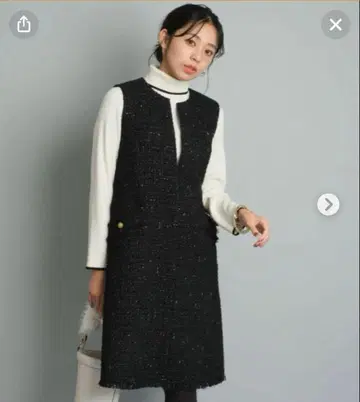 저스길리티 트위드 원피스 라메 믹스 슬리브리스 골드 버튼 블랙