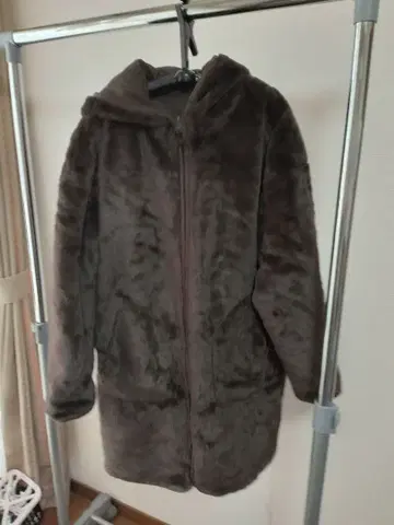 후드 부착 다크 브라운 코트