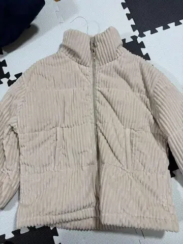 리브 소재 베이지 다운 자켓 벨로아 소재