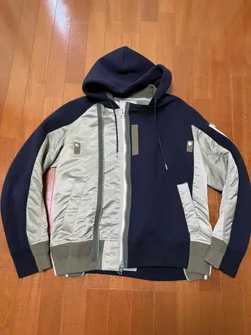 sacai 라이더스형 스펀지 후드 맨투맨
