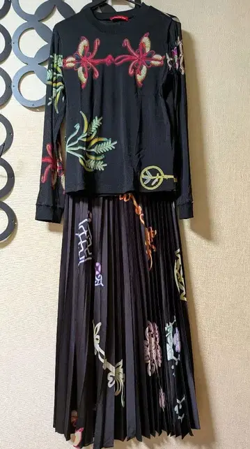 비비안 탐 셋업 상의 롱 스커트