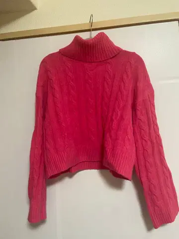 핑크 케이블 짜임 터틀넥 스웨터