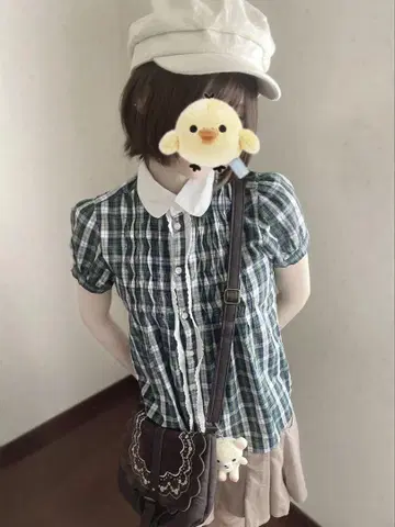 그린 체크 블라우스 베이지 스커트 베이지 헌팅 캡 3종 세트