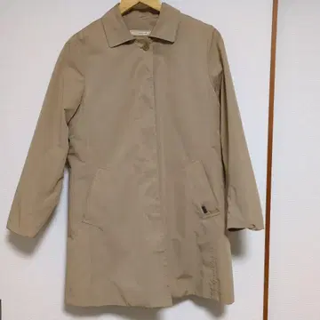 크로커다일 베이지 트렌치코트 버튼