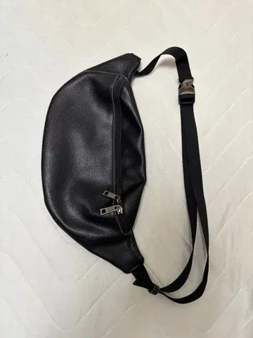 블랙 바디백 합성 피혁