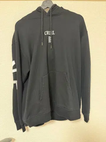 CRUEL 블랙 후드 부착 후드티
