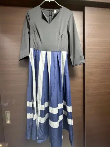그레이 네이비 스트라이프 V넥 원피스