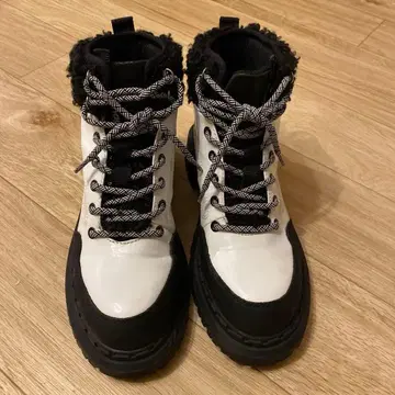 데시구알 퍼 트레킹 부츠 화이트 x 블랙