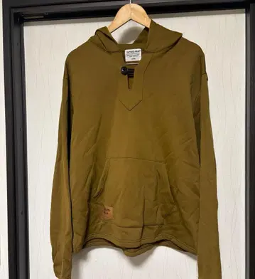 CAPTAIN'S HELM 후드티 브라운