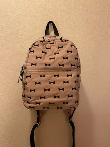 토카 리본 무늬 베이지 나일론 백팩