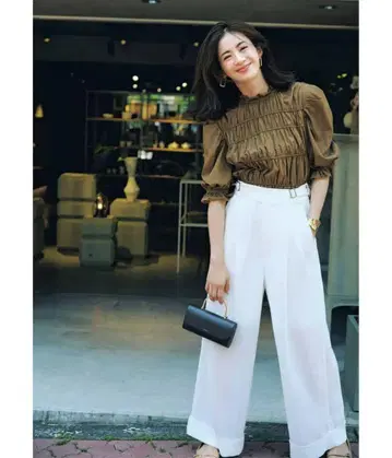 이번 시즌 Mila Owen 미라 오웬 셔링 페플럼 블라우스