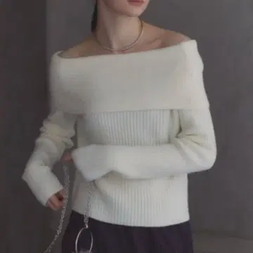 오프숄더 니트 스웨터