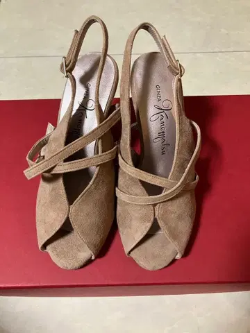 새상품! GINZA 카네마츠 베이지 스웨이드 샌들 하이힐