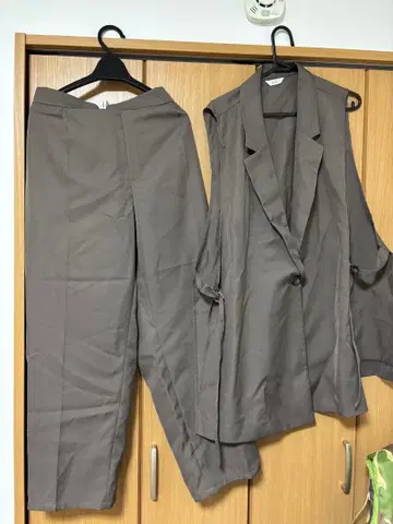 카키 팬츠 셋업 자켓과 팬츠 세트