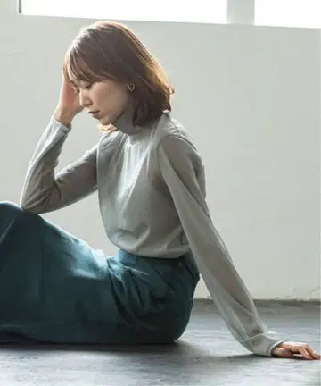 미사용 새상품 노블 noble 시어 스키니 하이넥 상의