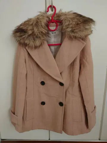 퍼 달린 베이지 더블 브레스트 코트