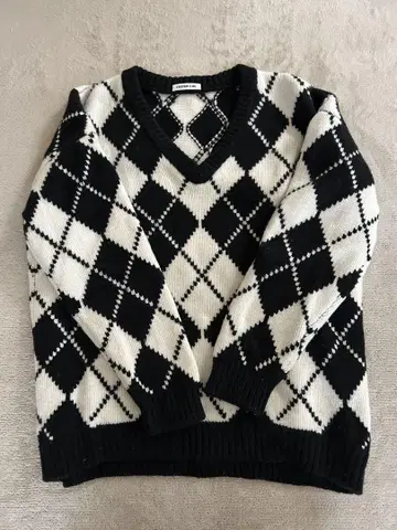 EVERYDAY I LIKE. 다이아몬드 패턴 니트 스웨터