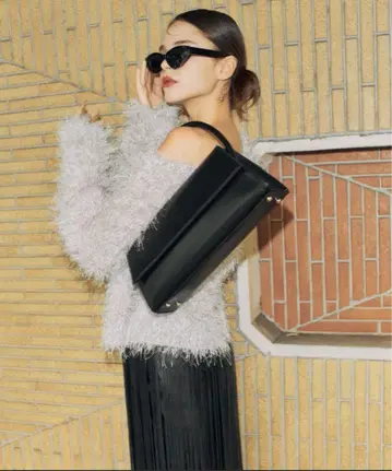 eimy 에이미 원 숄더 페더 콤비 니트 풀오버