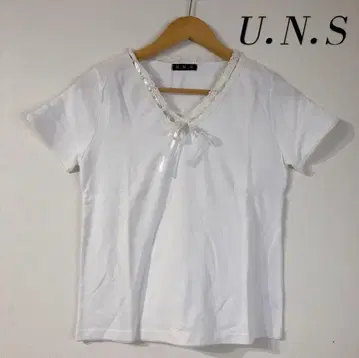 U.N.S. 화이트 V넥 티셔츠