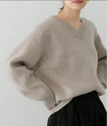 [ 어반 리서치 ] V넥 숏 기장 니트