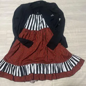 MILK 가디건 + 빨간색과 블랙 스트라이프 오버롤 스커트