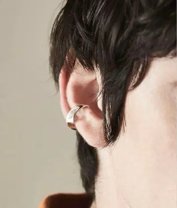 사토 타케루 착용 NARRATIVE PLATOON 이어커프 실버