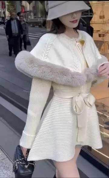 Rady 택 포함 새상품 퍼 달린 크림색 니트 판초