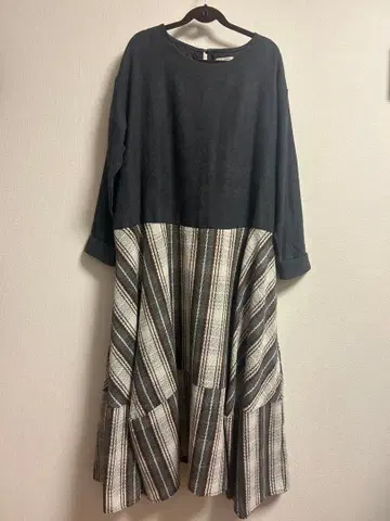 axes femme 다크 그레이 스트라이프 롱 원피스