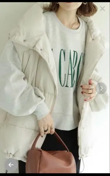 아이보리 후드 부착 다운 베스트