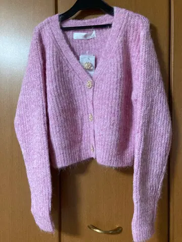 토코 클로젯 플라워 펄 버튼 부착 샤기 니트 가디건 핑크