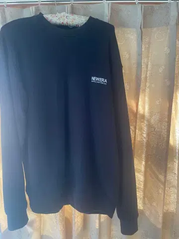 NEW ERA 블랙 맨투맨 L 사이즈