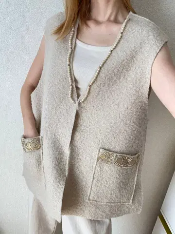 베이지 V넥 베스트 펄 장식 디자인 상의 아우터 베스트