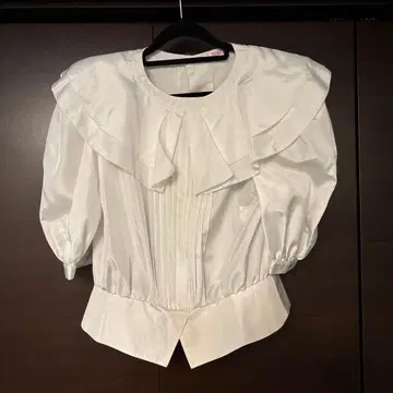 YUKITORII 프릴 달린 화이트 블라우스