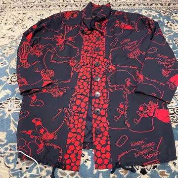 토피스 네이비와 레드 아우터