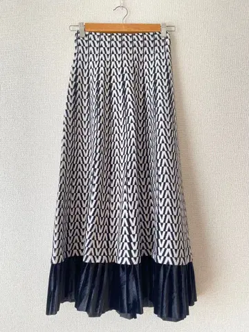 기하학 패턴 플레어 롱 스커트 모노톤 화이트 블랙 A라인 플리츠