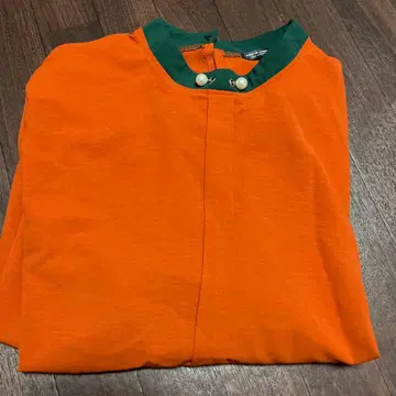 오렌지 그린 옷깃 셔츠