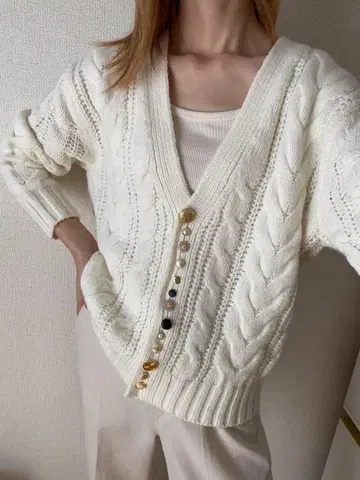 아이보리 케이블 짜임 화이트 니트 V넥
