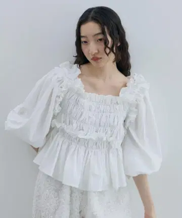 페르나 개더 프릴 블라우스